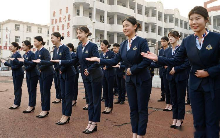9日,河北省邯郸市峰峰矿区职业教育中心航空服务专业的学生在学习礼仪